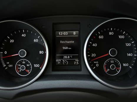 VW Golf Blue Motion Cockpit Batterieanzeige Elektroauto