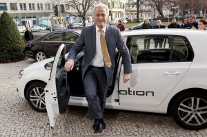 Peter Ramsauer VW- Elektroauto Golf Blue-E-Motion Nationale Plattform E-Mobilität Peter Ramsauer VW- Elektroauto Golf Blue-E-Motion Nationale Plattform E-Mobilität
