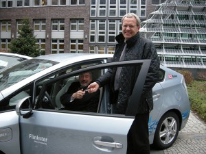 Übergabe eines Toyota Prius Plug-in: Bernhard Grünewald, Leiter der Toyota-Konzernrepräsentanz Berlin, und Clemens Fischer (im Auto), Innovationsmanager bei Vattenfall. Vattenfall Plug-In Hybridauto Toyota Feldversuch Elektroauto Foto: Auto-Medienportal.Net/Vattenfall 