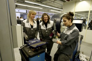 Elektroauto Arbeitsplatz Beruf Lena Meyer-Landrut besucht die Azubis von Opel