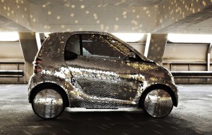 Elektroauto Smart Fortwo im Disco-Look Elektromobil Smart Fortwo Diskokugel Elektroauto Smart Fortwo im Disco-Look Elektromobil Smart Fortwo Diskokugel