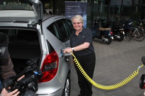 Bundesministerin Schavan fährt ein Elektroauto Elektromobil Bundesministerin Schavan fährt ein Elektroauto Elektromobil