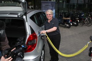 Bundesministerin Schavan fährt ein Elektroauto Elektromobil