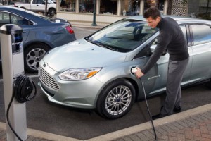 Vorne links kann man das Elektroauto laut Ford am besten aufladen. 