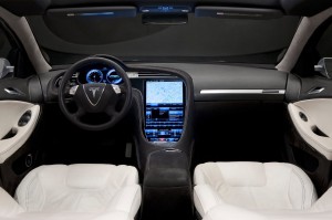 Im Cockpit des Elektroauto Model S gibt es wenige Knöpfe, viele Einstellungen werden über großen Touchscreen auf der Mittelkonsole vorgenommen. Bildquelle: Tesla Motors