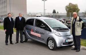 Fahrlehrer und –Schüler können Elektroauto iOn testen
