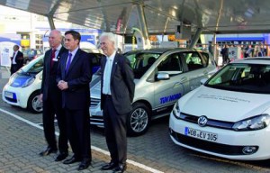 Ministerpräsident McAllister weiht Ladestation für Elektroautos in Hannover ein