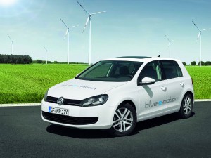 Ministerpräsident McAllister weiht Ladestation für Elektroautos in Hannover ein aussen