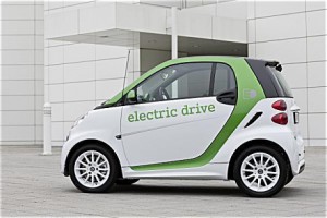 Laut Smart verfügt das Elektroauto Fortwo Electric Drive über eine Reichweite von 140 Kilometern, der Strom wird in Lithium-Ionen-Akkus gespeichert, welche über eine Leistung von 17,6 Kilowattstunden verfügen. Bildquelle: Smart/Daimler