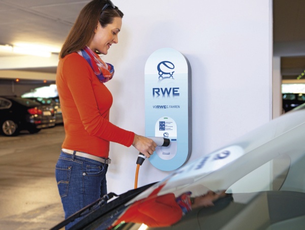 Das Elektroauto während des Aufenthalt im Hotel aufladen RWE-Radisson-Blu. Bildquelle: RWE/Radisson Blue