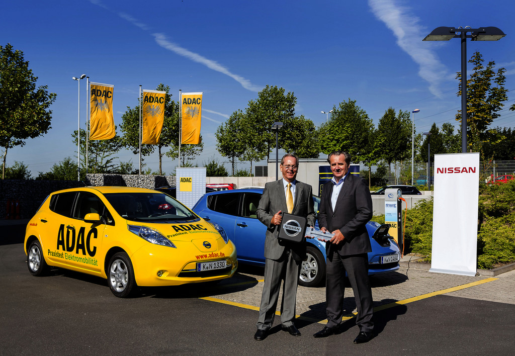 2 Elektroautos vom Typ Nissan Leaf wurden an den ADAC übergeben