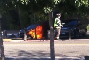 Symbolbild. Hier sieht man die Feuerwehr kurz vor dem Löschvorgang, das Elektroauto Fisker Karma hat ohne erkennbare Gründe Feuer gefangen. Bildquelle: Youtube/Woody77atgmail