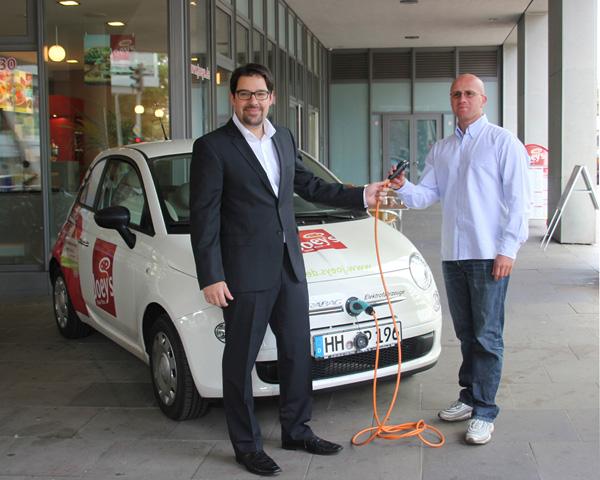 Pizza Lieferservice setzt Elektroautos ein - Übergabe des Elektroauto New 500e an Joey Lieferservice