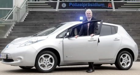 Präsident Wolfgang Kopitzsch steht am Freitag am Elektrofahrzeug der Polizei.