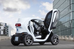 Hier sieht man das Elektroauto Renault Twizy mit den eingebauten Seitenscheiben. Bildquelle: Renault