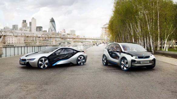 Rechts ist das Elektroauto BMW i3 Concept zu sehen und links das Hybridauto BMW i8 Concept. Bildquelle: BMW