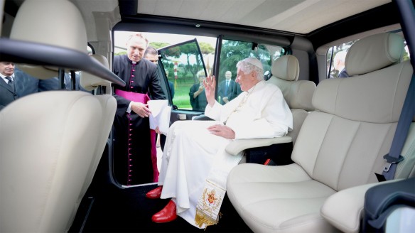 Renault überreicht dem Papst Benedikt XVI ein Elektroauto