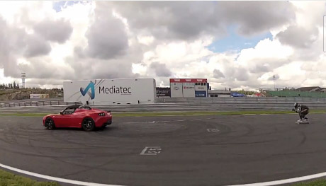 Elektroauto Tesla Roadster verhilft Skateboardfahrer zum Weltrekord - mit Video