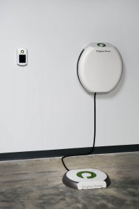 Hier ist das Plugless Power EV charging system von Evatran zu sehen, wenn es in der Garage montiert ist. Bildquelle: Evatran