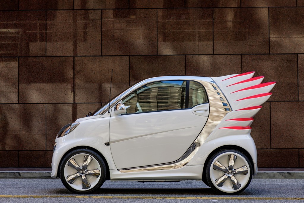 Modedesigner Jeremy Scott schenkt dem Elektroauto smart fortwo Flügel - Mit Video