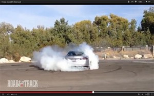 Das Elektroauto Model S von Tesla Motors lässt beim Spin off die Reifen qualmen. Bildquelle: Road & Track, Youtube.com