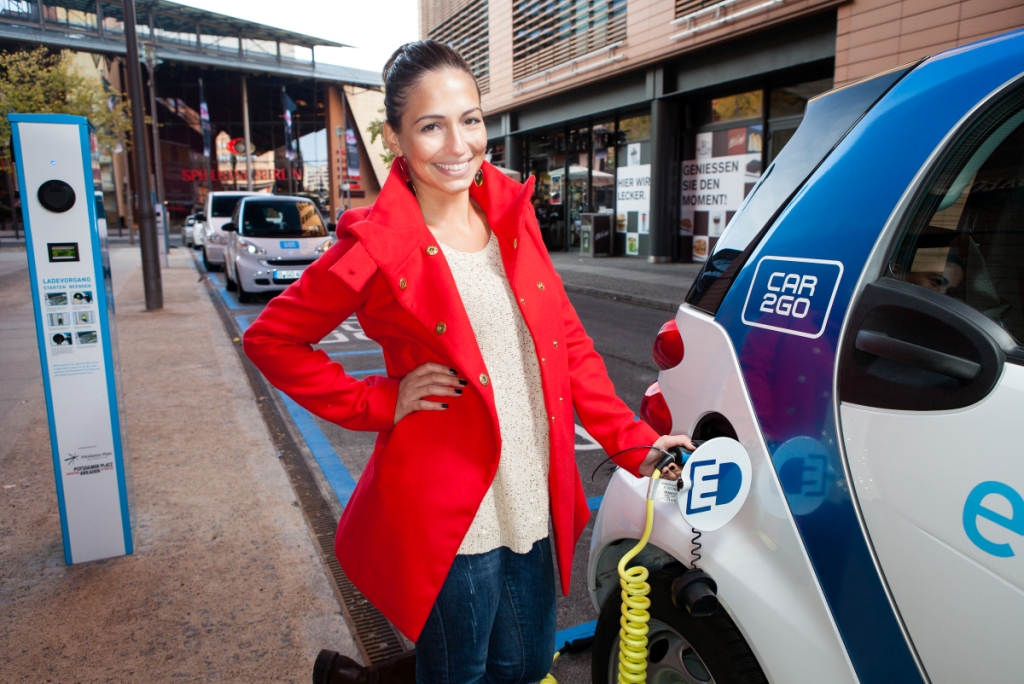 Eröffnung der ersten E-Carsharing-Straße Europas und Inbetriebnahme der ersten Elektrofahrzeuge von car2go in Berlin. Das Elektroauto smart fortwo electric drive wird aufgeladen. Bildquelle: Daimler