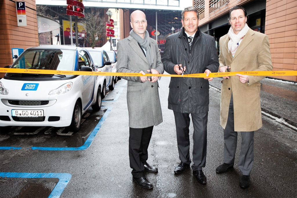 EV_Launch_Berlin_01 Eröffnung der ersten E-Carsharing-Straße Europas und Inbetriebnahme der ersten Elektrofahrzeuge von car2go in Berlin am 17.12.2012. Auf dem Bild von links nach rechts: Ulrich Frieser, Leiter Geschäftsentwicklung Elektromobilität, Vattenfall – Lutz Heinicke, Center Manager, Potsdamer Platz Arkaden – Stefan Müller, Geschäftsführer (CEO), car2go Europe GmbH. Bildquelle: Daimler