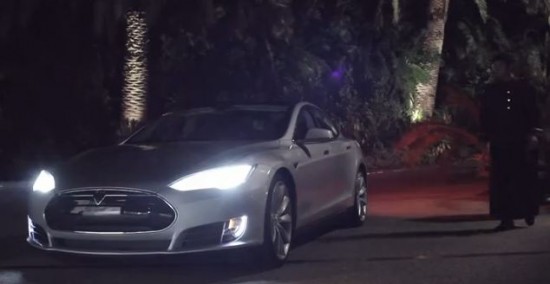 Elektroauto Model S in seiner ersten Filmrolle + Video