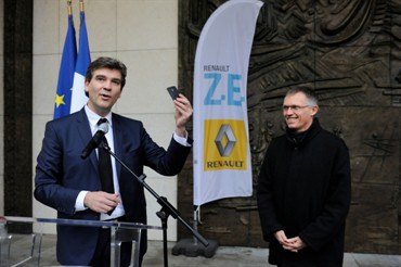 Der Renault-Chef Carlos Tavares (rechts) übergibt das Elektroauto Zoe an Arnaud Montebourg. Bildquelle: Renault