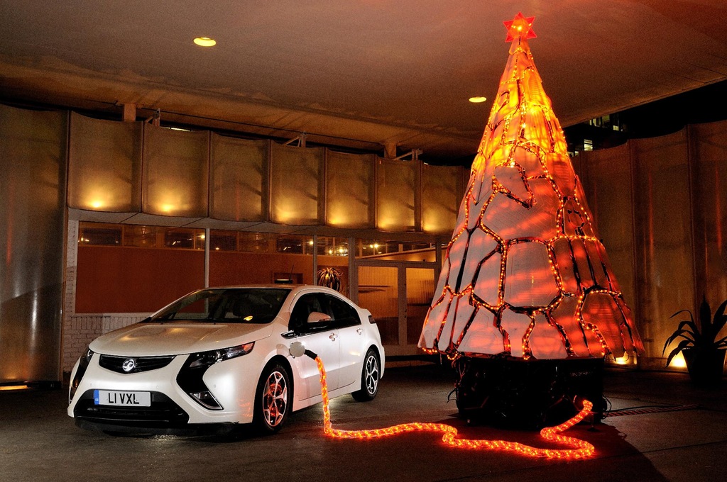 Das Elektroauto Opel Ampera im weihnachtlichen Ambiente. Bildquelle: Vauxhall