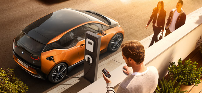 Das Elektroauto i3 Concept Coupé an einer Ladestation. Bildquelle: BMW