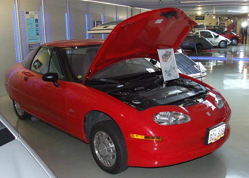 Das Elektroauto EV1 von General Motors. Bildquelle: Wikipedia, Urheber: Claus Ableiter, aufgenommen im  Museum Autovision, Altlußheim. Veröffentlicht unter der Creative Commons-Lizenz