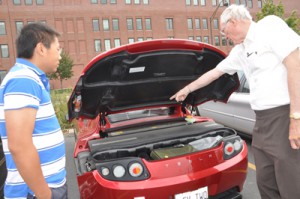 Elektrotechnik Student Jay Cheng sieht sich den Motorraum von dem Elektroauto Tesla Roadster an. Rechts ist Professor Don Cox. Bildquelle: engineering.unl.edu