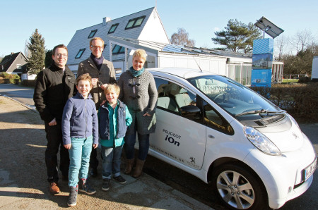 Die Testfamilie mit dem Elektroauto iOn von Peugeot. Bildquelle: Peugeot