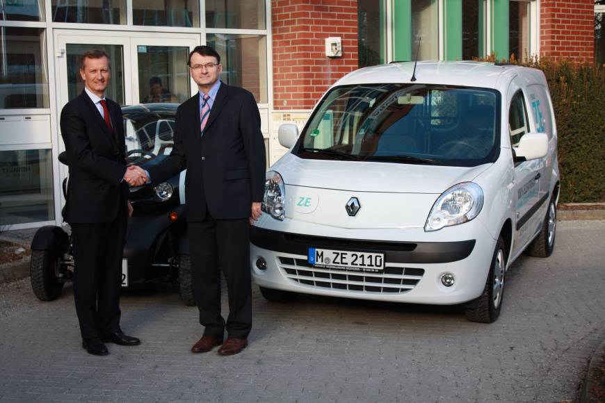 Renault Z.E., v.l.n.r., Lionel Wolff, Geschäftsführer Arval Deutschland, Philippe Métras, Generaldirektor der RCI Banque S.A. Niederlassung Deutschland, 2013. Bildquelle: Renault