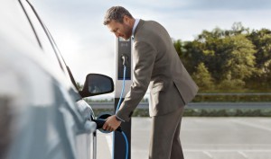 Elektromobilität: BMW Tochter Alphabet präsentiert umfassendes Produkt für Unternehmensflotten / Effiziente Integration von eMobility gelingt mit AlphaElectric in drei Schritten. Ladevorgang bei AlphaElectric Bildquelle: "obs/Alphabet Fuhrparkmanagement GmbH"