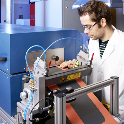 Beschichtung von Elektroden im Rolle-zu-Rolle-Verfahren: Die Forscher haben jetzt das Design von Anode und Kathode für Lithium-Schwefel-Batterieren optimiert. Foto: Jeibmann/Fraunhofer IWS