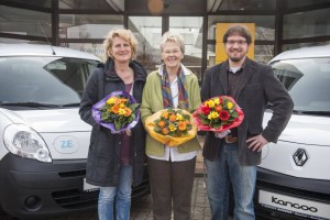 Im Hintergrund sieht man links und rechts die Elektroauto Renault Kangoo Z.E.. Elektromobilität, v.l.n.r., Dorothee Widdel (AfW), Helga Christensen (Bürgerinitiative Raschplatz, 1. Vorsitzende), Eberhard Irion (StadtteilGärten Hannover). Bildquelle: Renault