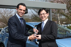Alberto Sanz de Lama, Geschäftsführer Autoscout24, übergibt den Preis für den Prius Plug-in Hybrid an Toshiaki Yasuda, Präsident Toyota Deutschland. Foto: Autoscout24