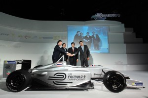 Hier wird die Teilnahme von Bangkok bekannt gegeben, im Vordergrund  ist das Elektroauto Spark-Renault SRT_01E für die Formel E. Bildquelle: Formel E Holding.