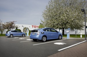 Strom-Parkplätze am Sitz von Toyota Deutschland.  Foto:     Auto-Medienportal.Net/Toyota 