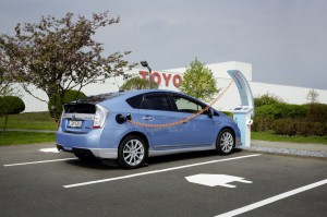 Symbolbild. Strom-Parkplätze am Sitz von Toyota Deutschland.  Foto:     Auto-Medienportal.Net/Toyota 