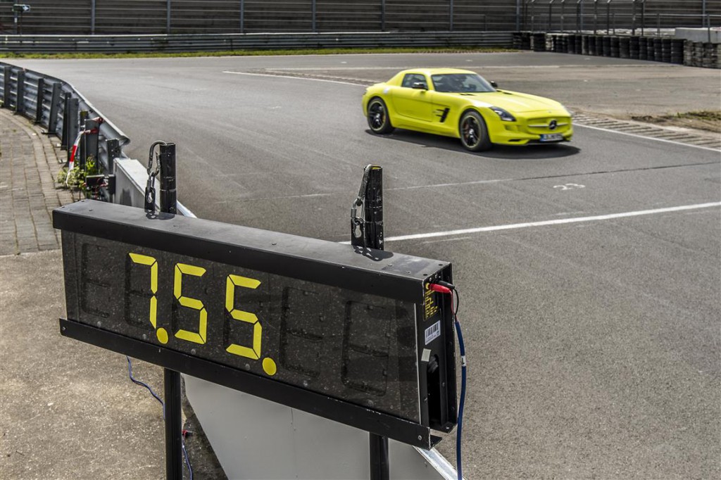 Elektroauto Mercedes-Benz SLS AMG Coupé Electric Drive (2013) - Rundenrekord für Elektro-Serienfahrzeuge auf der Nürburgring-Nordschleife;: Rekordzeit 7:56,234 Minuten
