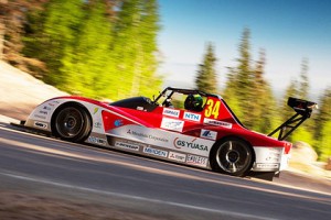 Zwei Exemplare des Elektroauto MiEV Evolution II nehmen beim US-Bergrennklassiker „Pikes Peak“ teil. Foto: Mitsubishi