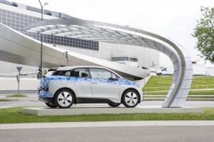 Das Elektroauto BMW i3 wird gerade an der Solarladestation aufgeladen.  Foto:  Auto-Medienportal.Net/EIGHT 