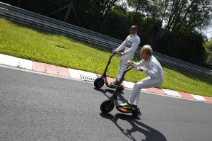Nico Rosberg und Lewis Hamilton auf dem Smart Electric Board.  Foto:     Auto-Medienportal.Net/Daimler 