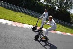 Nico Rosberg und Lewis Hamilton auf dem Smart Electric Board. Foto: Auto-Medienportal.Net/Daimler