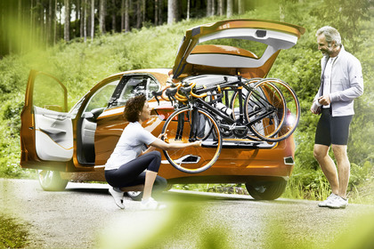 In den Innenraum integriertes Trägersystem für zwei Fahrräder sowie weitere clevere Detaillösungen machen den BMW Concept Active Tourer Outdoor zum idealen Partner für aktive  Freizeitsportler. Foto: BMW/Auto-Reporter.NET