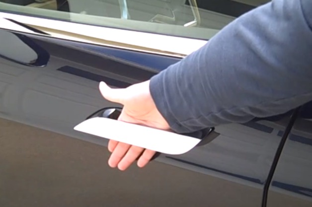 Der Handgriff beim Elektroauto Tesla Model S fährt beim verriegeln in die Tür ein. Bildquelle: Youtube/Donna De Rosa