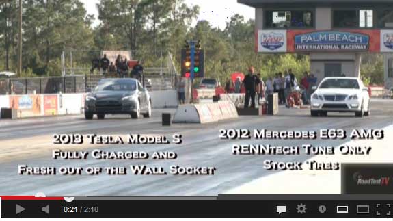 Das Elektroauto Tesla Model S gegen ein Mercedes-Benz E63 Bi-Turbo. Bildquelle: Road Test TV / Youtube